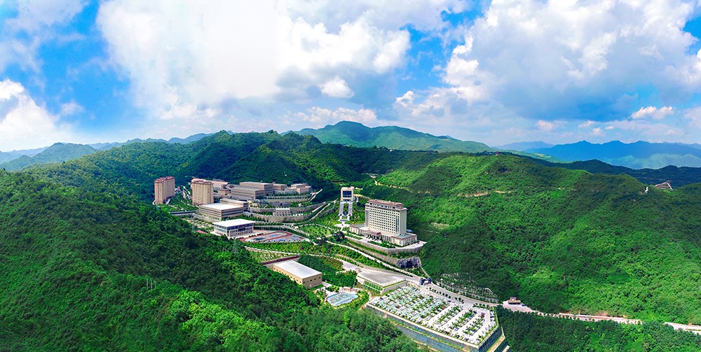 202205281653714185337842.jpg 圖1:綠樹掩映中的金徽礦業(yè)股份有限公司 拷貝.jpg