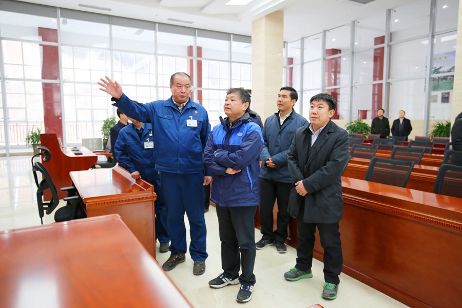 9-2016年12月，生態(tài)環(huán)境部部長(zhǎng)黃潤(rùn)秋（時(shí)任環(huán)境保護(hù)部副部長(zhǎng)）蒞臨金徽股份視察工作，對(duì)金徽股份 的環(huán)境保護(hù)工作給充分肯定。.jpg